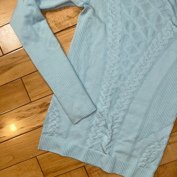 Lululemon long sleeve 2/4 - Picture 5 of 6